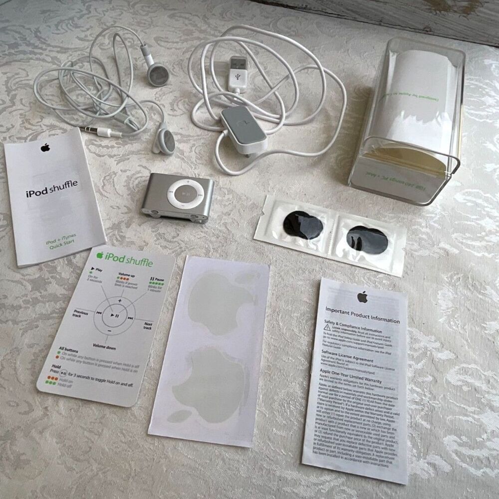 Apple Silver Ipod shuffle 2nd generation with box and all pieces 2006 engraved